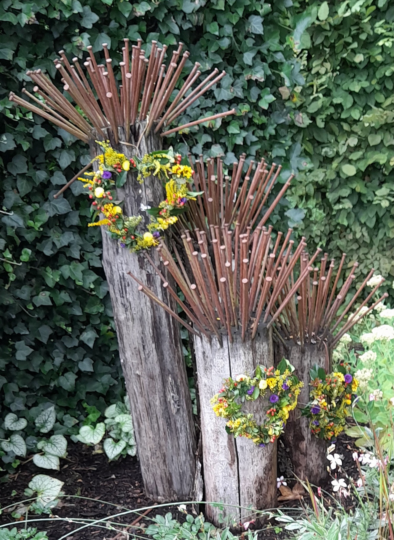 Skulptur Nägel und Blumen