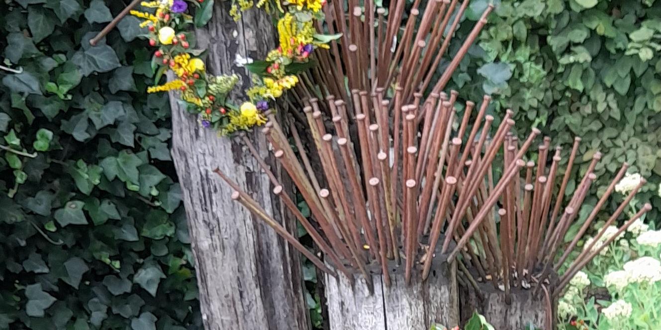 Skulptur Nägel und Blumen