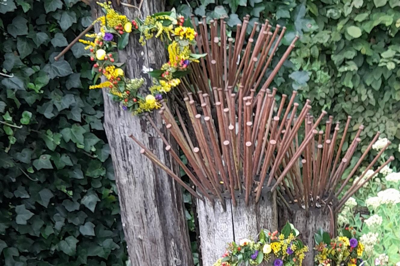 Skulptur Nägel und Blumen